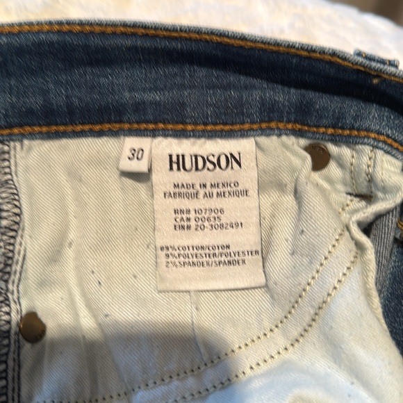 Hudson Designer Jeans Medium Wash Perfect for fall and wearing with boots! - Picture 6 of 6